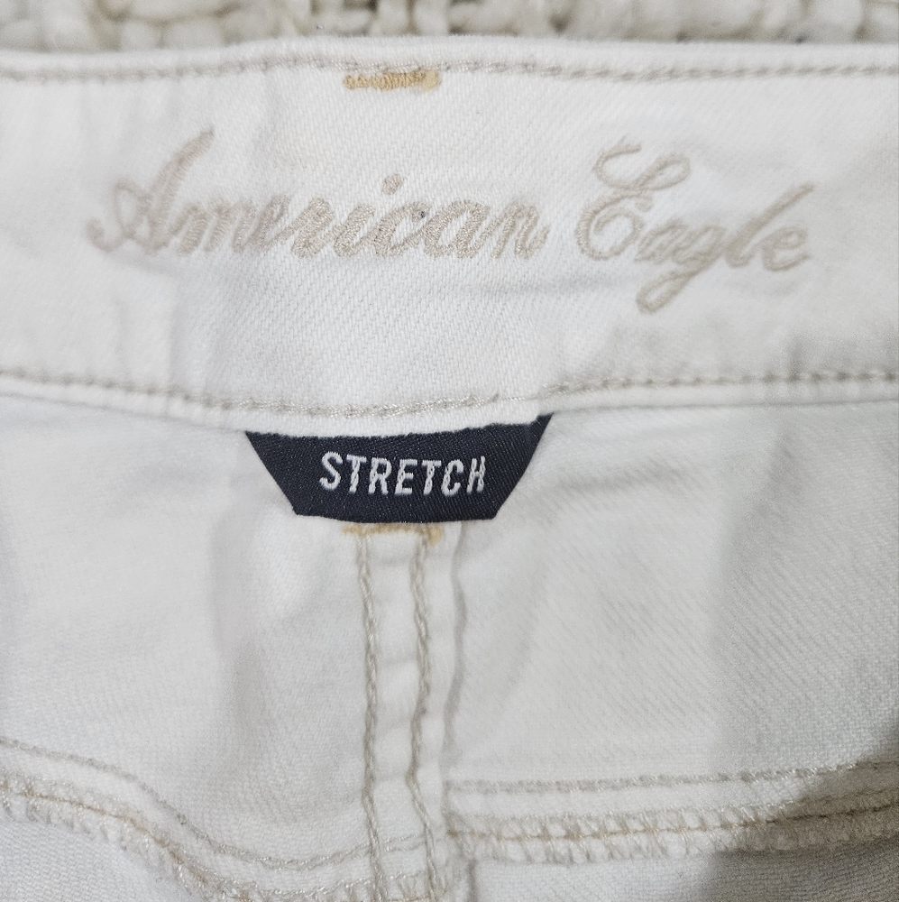 American Eagle Outfitters White Jean Shorts with Frayed Hem SIZE 6 - Picture 3 of 4